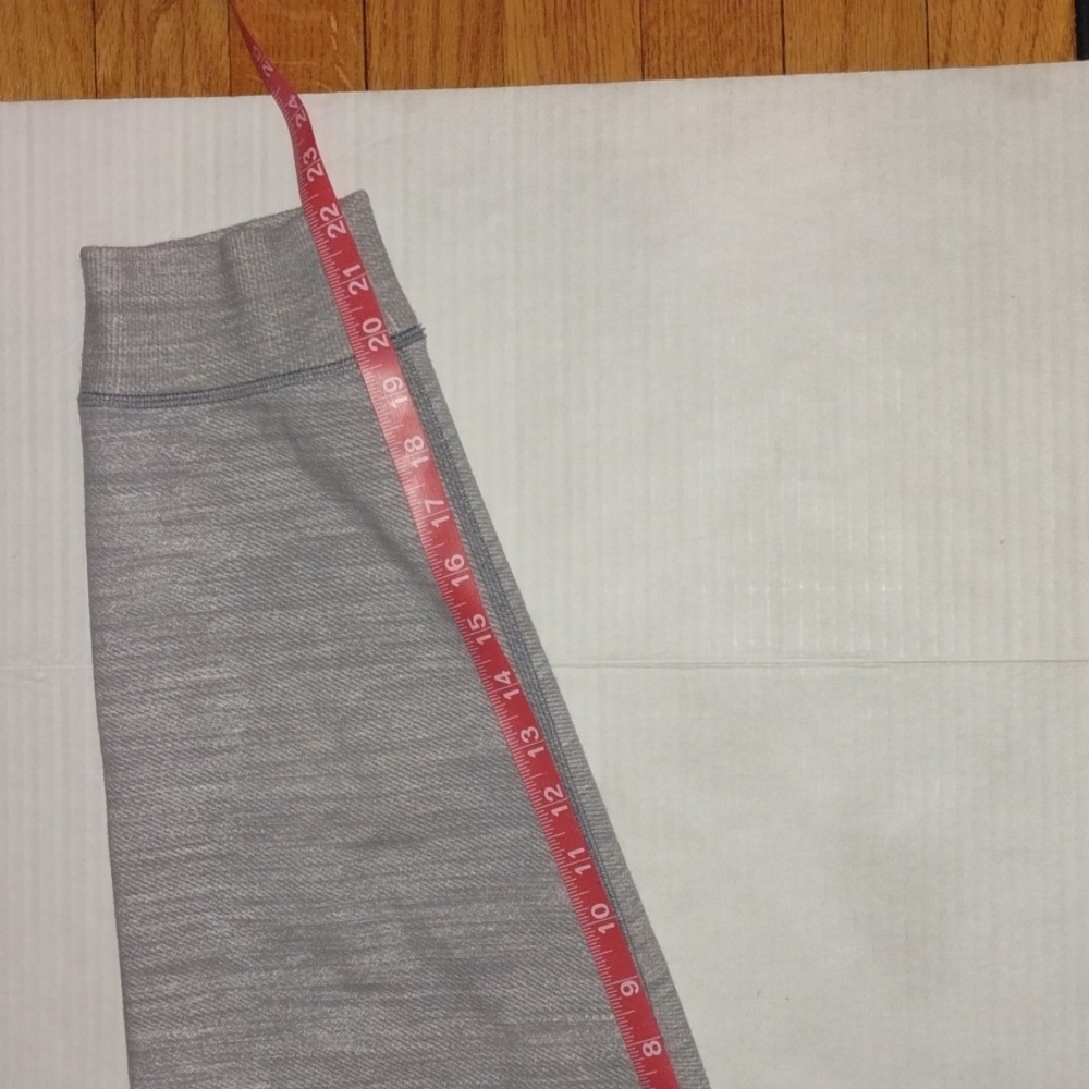 lululemon athletica Tea Lounge Crop Joggers. Womens size 6. Heather Gray color. - Picture 9 of 15